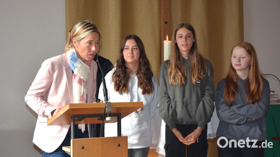 Die einzelnen Gruppe berichteten aus den Workshops, hier wie Annette Spreitzer (links), die mit ihrer Gruppe, die das Kloster Waldsassen besuchte. Bild: jr