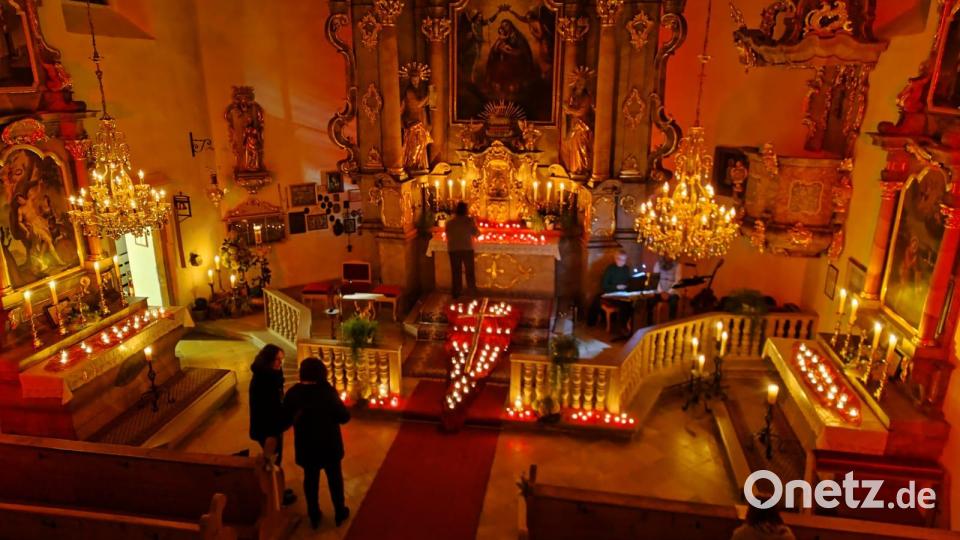 Nur durch Kerzenlicht war die Moritzkirche beim Taizè-Abendgebet erleuchtet und es ergab sich ein angenehmes warmes Gefühl, auch wenn die Kirche nicht geheizt werden kann. Bild: sei