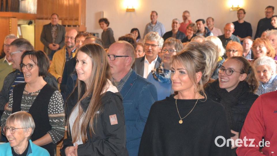 Bei den Liedern kam auch Bewegung in die Reihen der Gottesdienstbesucher, die gerne mitmachten. Bild: jr