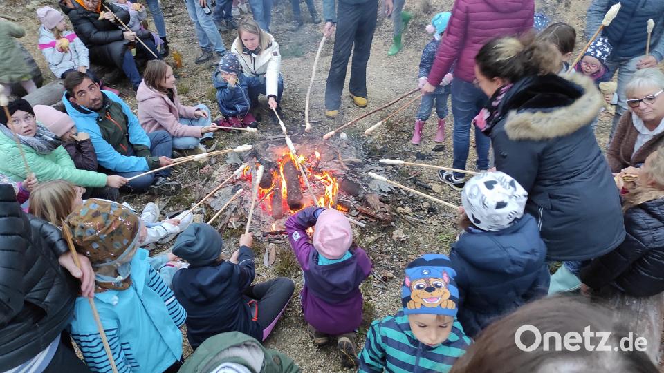 Am Lagerfeuer gab es nicht nur Wärme, sondern auch Stockbrot. Bild: ARGE Fisch/exb