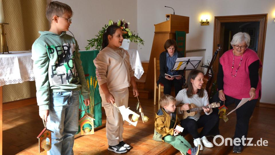 Die Kindergruppe sang ein Lied und hatte am Vormittag im Workshop gebastelt. Bild: jr