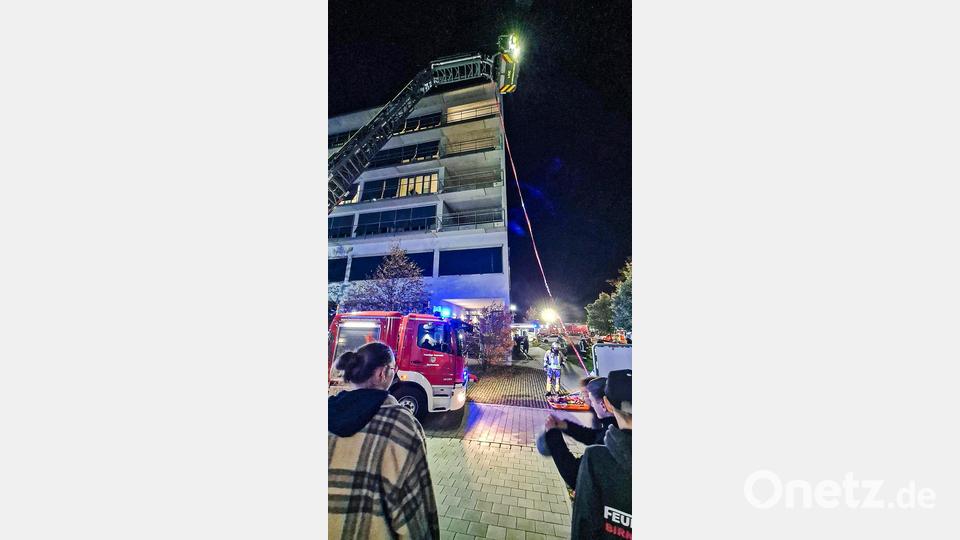 FFW-Übung am Klinikum Marktredwitz. Spektakuläre Bilder entstanden bei dem Einsatz auf jeden Fall. Weil es eine Übung war, mussten auch Schaulustige kein schlechtes Gewissen haben. Bild: FFW Maktredwitz/exb