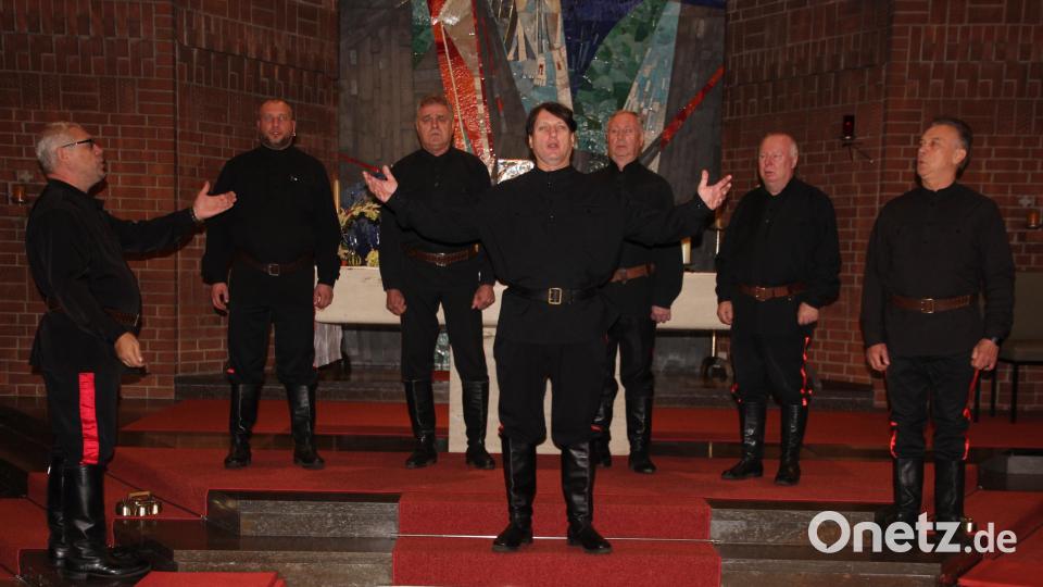 Die &quot;Maxim Kowalew Don Kosaken&quot; präsentierten sich stimmgewaltig in der Missionskirche St. Peter. Bild: kro