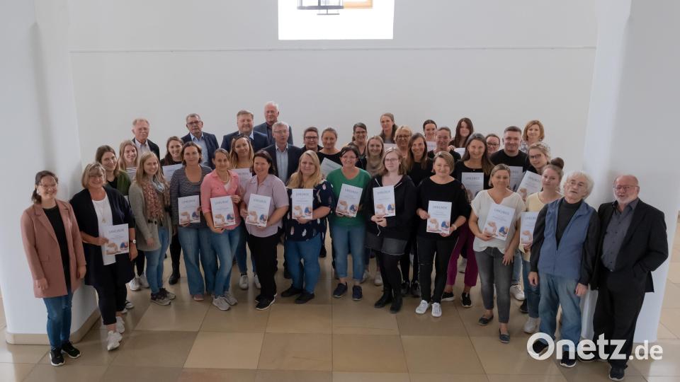 Das Engagement des Rotary Clubs Amberg wird auch in der Zukunft gesichert sein damit dieses wichtige Projekt weiter existieren kann. Das versicherte der Past-Präsident des Rotary Clubs Amberg Heinz Schlosser. Die Teilnehmer des Kurses mit den Vertretern aus Stadt und Landkreis, sowie Vertretern von Rotary Amberg. Bild: Tobias Riedl/exb