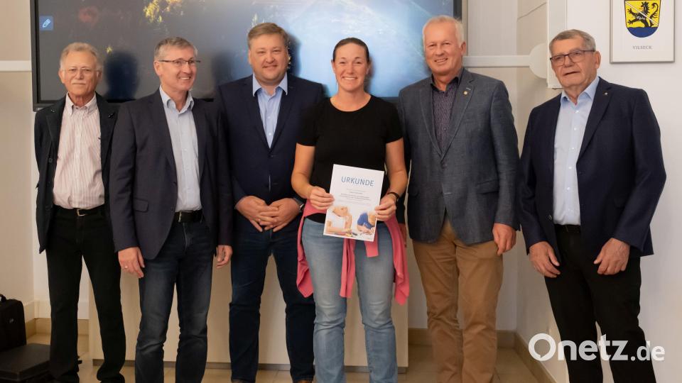 Die erste Urkunde konnte feierlich übergeben werden (von links): Schulpsychologe Heinrich Zagel, 3. Bürgermeister Franz Badura, stellvertretender Landrat Stefan Braun, Angela Abernathy (eine stolze Teilnehmerin), Past-Präsident des Rotary Clubs Amberg Heinz Schlosser und die Initiator des Rotary Clubs Amberg Emil Schmid. Bild: Tobias Riedl/exb
