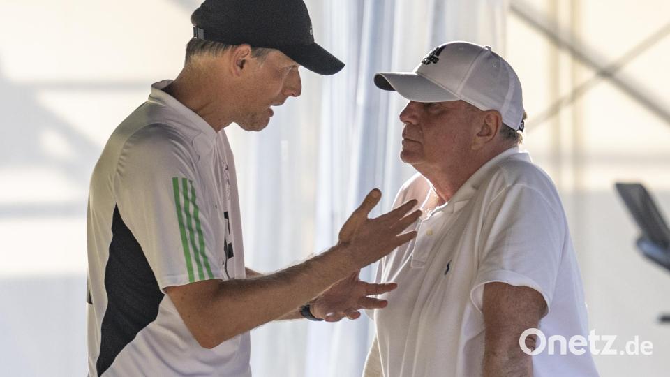 Trainer Thomas Tuchel (l) ist nicht immer der gleichen meindung wie Ehrenpräsident Uli Hoeneß. Bild: David Inderlied/dpa