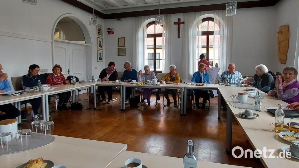 Die Seniorenbeauftragten und Quartiersmanager aus den Städten, Märkten und Gemeinden bei ihrer Quartalsversammlung in Waldershof. Bild: Anja Dubrowski, Tobias Gabel/Seniorenfachstelle/exb