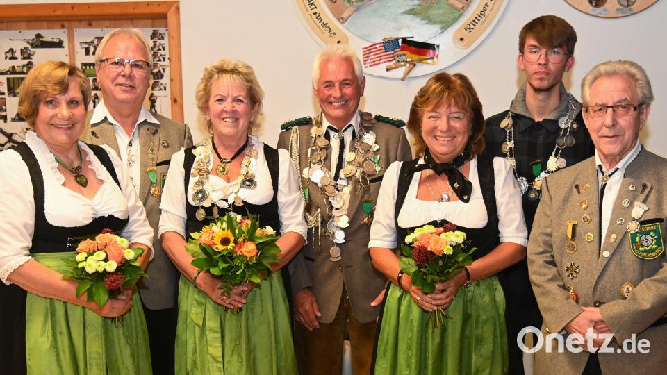 Die neuen Honoratioren der Schützengesellschaft Freischütz Karmensölden (von links) Angelika Meitzel, Rudolf Möschl, Gisela Meier, Hans Meier, Silvia Engel, Sebastian Sättler und Walter Graml. Bild: gf