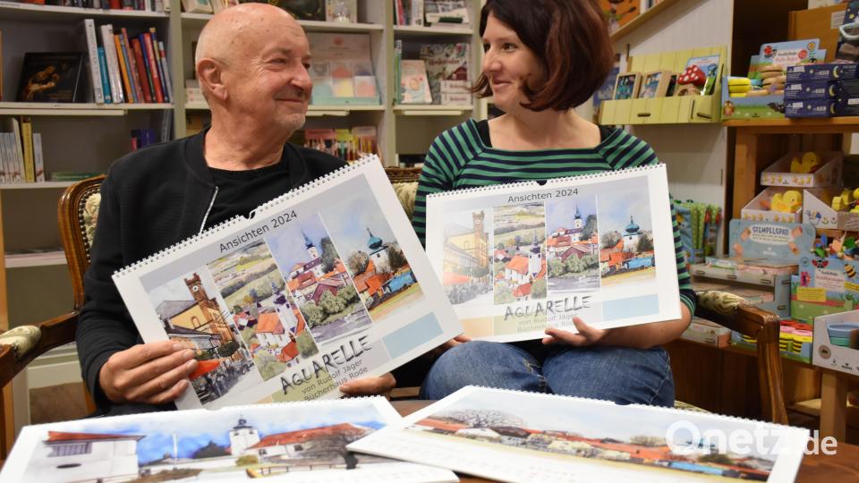 Aquarellmaler Rudi Jäger und Buchhändlerin Stefanie Teichert freuen sich, den neuen Kunstkalender "Ansichten 2024" nun präsentieren zu können. Das Kalendarium mit Aquarellen von Rudi Jäger gibt es in der Buchhandlung Rode in Tirschenreuth. Bild: ubb