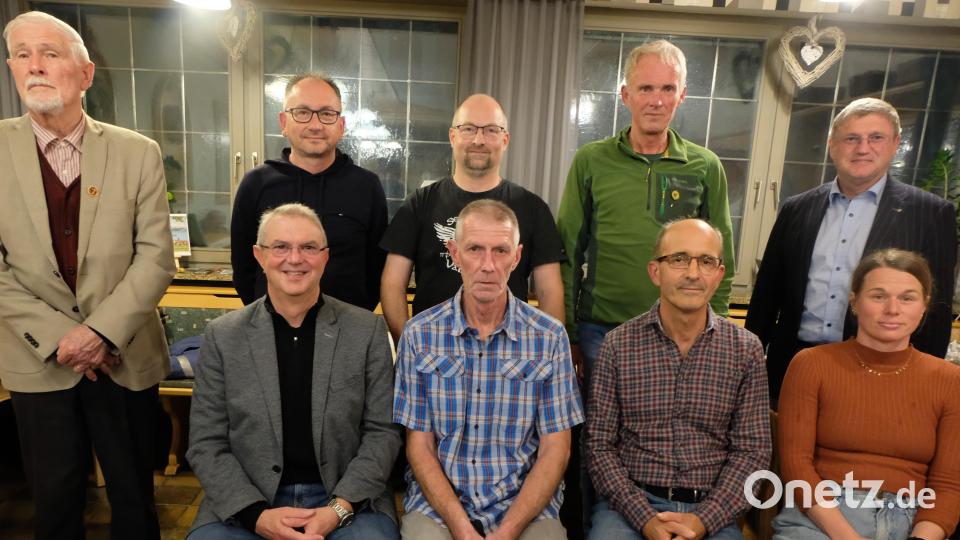 Mit dieser Mannschaft geht der Turnverein die kommenden Herausforderungen an. Sitzend, von links: Oliver Konz, Hans Eismann, Arnfried Weiss, Christina Sukdolak. Stehend, von links: Jochen Rieder, Stefan Sailer, Mario Dorner, Markus Staschewski undJürgen Schnappauf. Bild: le