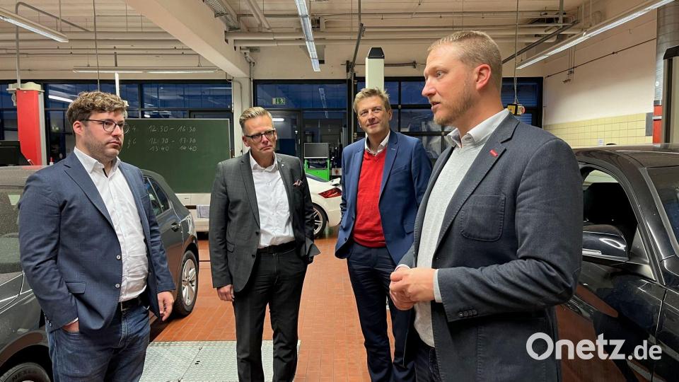 Michael Knauer (rechts) führt Mitglieder der Initiative pro Ausbildung durch die Werkstatt der Handwerkskammer. Der wieder gewählte erste Vorsitzende Jürgen Spickenreuther und der ebenfalls im Amt bestätigte Schatzmeister Alexander Brittinger (von rechts) sind ebenso wie Schriftführer Maximilian Wies (links) von den Übungs- und Prüfungsmöglichkeiten angetan. Bild: vv/exb