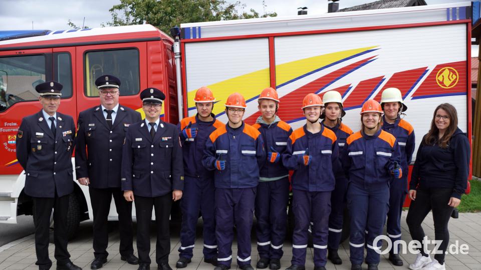 Im Bild von links: KBM Alois Schindler, Kreisjugendwart Wolfgang Bauer, KBM Florian Braunreuther, Max Scheitler, Michael Popp, Daniel König, Benedikt Prechtl, Anna-Maria König, Hanna Scheitler, Annalena Schroller und Jugendwartin Jasmin Popp. Bild: bkr