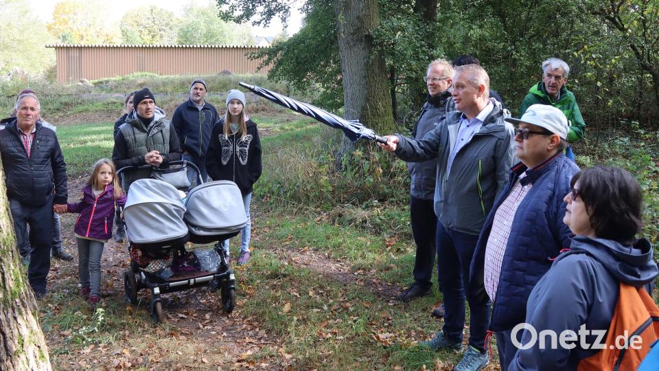 Der Schirm war für Bürgermeister Hermann Böhm nicht nur Zeigestock, sondern bei den unregelmäßigen Regenschauern auch ein praktisches Utensil. Bild: mfh