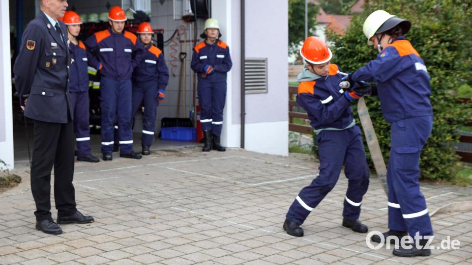 Im Notfall hilft kein Smartphone, da muss jeder Handgriff sitzen und dies stellte die Jugendfeuerwehr bei ihrer Leistungsprüfung unter Beweis. Bild: bkr