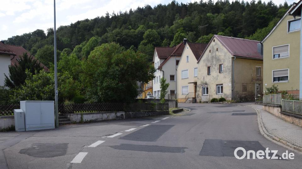 Im Zuge der Arbeiten an der Staatsstraße 2235 zwischen Adertshausen und Allersburg wird auch die Engstelle in der St.-Jakobus-Straße in Hohenburg beseitigt. Bild: bö