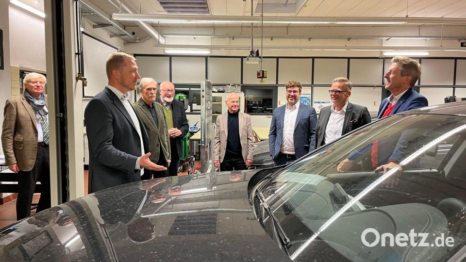 Michael Knauer (links, vorne) führt die Mitglieder der Initiative pro Ausbildung durch die Werkstatt der Handwerkskammer. Der wieder gewählte erste Vorsitzende Jürgen Spickenreuther und der ebenfalls im Amt bestätigte Schatzmeister Alexander Brittinger (von rechts) zeigen sich von den Übungs- und Prüfungsmöglichkeiten begeistert. Bild: vv/exb