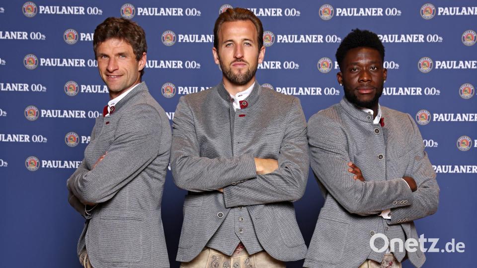 Thomas Müller (l) wirkt beim FC Bayern nicht nur als Spieler, sondern auch als Integrationsbeauftragter für Harry Kane (Mitte). Bild: Stefan Matzke/dpa
