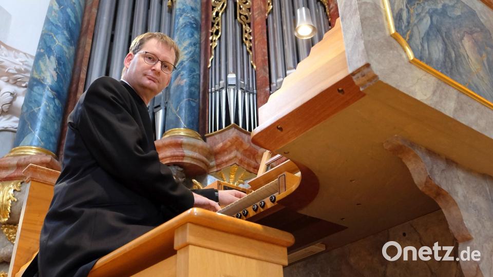 Andreas Sagstetter an der Orgel der Basilika Waldsassen. Der Kirchenmusikmusikdirektor leitet die Aufführung am 5. November. Archivbild: Klaus Schoefl/exb
