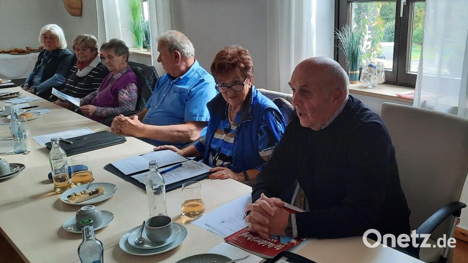 Die Seniorenbeauftragten der Stadt Waldershof im Kreise ihrer Kollegen. Ab Bildmitte von links nach rechts: Carmen Altermann und Gerhard Weber. Bild: Anja Dubrowski, Tobias Gabel/Seniorenfachstelle/exb