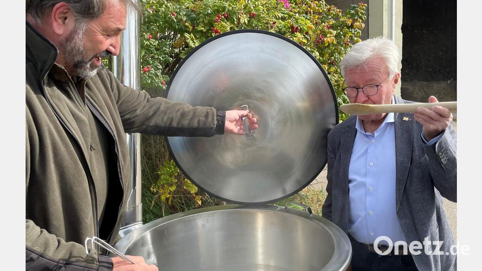 Balduin Schönberger (links) vom AELF und Michael Koller CEO (r.echts) verkosteten Wildgulasch aus der Gulaschkanone, die am Sonntag zum Einsatz kommen wird. Bild: Hofbauer/exb