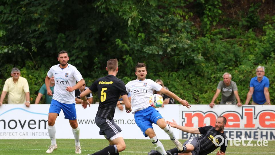 Im Hinspiel siegten die Grafenwöhrer (dunkle Trikots) beim Aufsteiger FC Vorbach mit 1:0. Beim Rückspiel am Sonntag ist die Sportvereinigung klarer Favorit. Archivbild: Dieter Jäschke