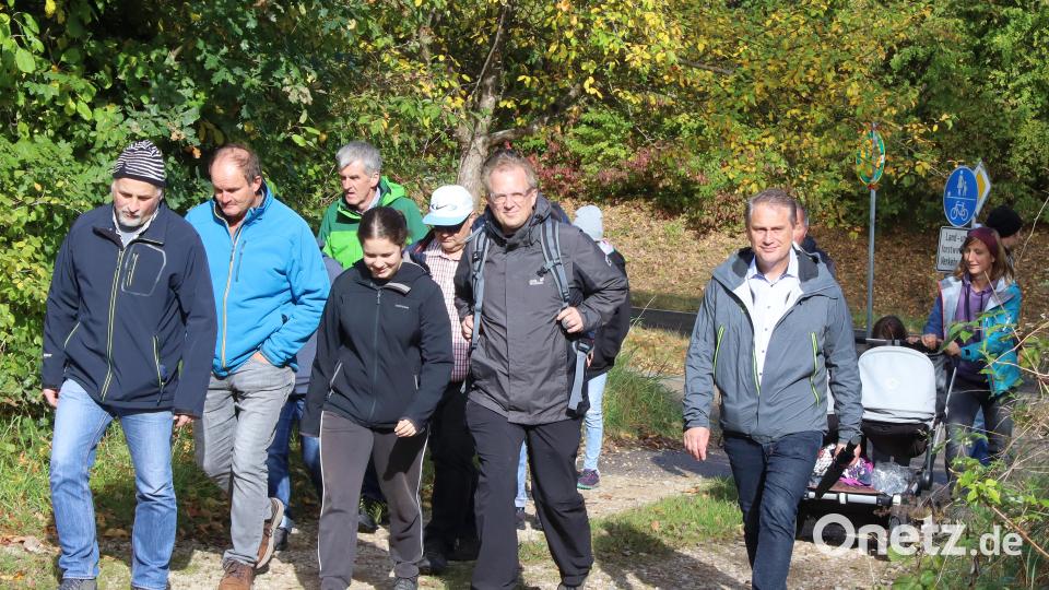 Festes Schuhwerk sollte man für diese Wanderung haben. Die Strecke führt auch über unbefestigte Waldwege. Mit forschem Schritt Bürgermeister Böhm (rechts vorn) und daneben Ortsheimatpfleger Reiner Hoffmann. Bild: mfh