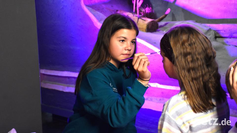 Kinder ließen sich gerne schminken. Bild: ubb