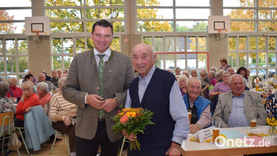 Als ältester Teilnehmer war der 94jährige Ludwig Zimmerer aus Trausnitz Gast beim Seniorennachmittag. Landrat Thomas Ebeling dankte ihm mit einen Blumenstrauß. Bild: bnr