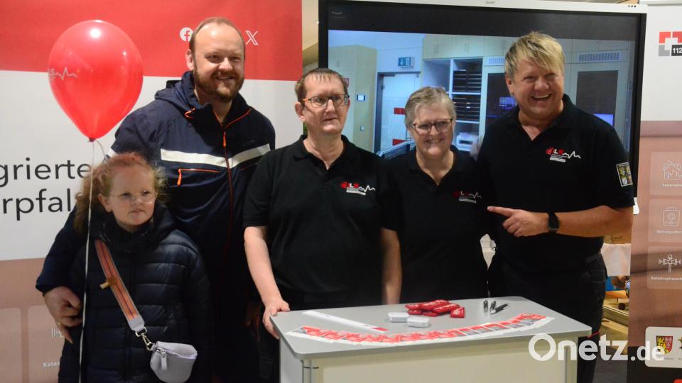 Das Team der Integrierten Leitstelle um Jürgen Meyer (rechts) mit Landrat Andreas Meier (Zweiter von links). Bild: Kunz