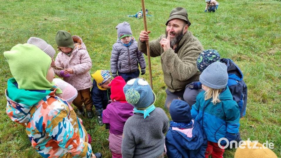 Der &quot;Woid Woife&quot; besuchte den Waldkindergarten &quot;Die Goldbacher Wurzelzwerge&quot;. Bild: Waldkindergarten Goldbacher Wurzelzwerge/exb