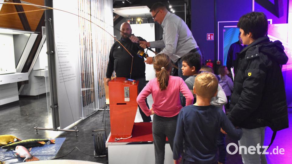 Auch so mancher Erwachsene erlebte beim Drill-Simulator, wie schwer es sein kann, einen Fisch an Land zu ziehen. Bild: ubb