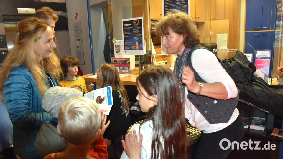 Museumsmitarbeiterin Erika Rahm (rechts) erklärte, was alles für Buben und Mädchen geboten war. Bild: ubb