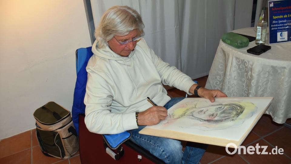 Künstler Tom Brankovic beim Zeichnen. Er ist seit vielen Jahren als Schnellzeichner bei der Museumsnacht dabei. Bild: ubb
