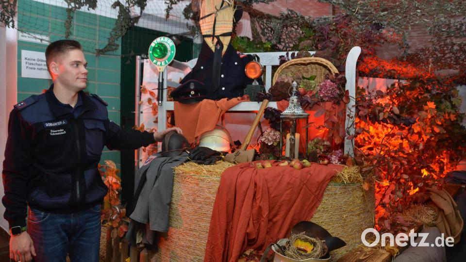 Die Wehrleute hatten die Fahrzeughalle zu einer richtig gemütlichen Weinlaube umfunktioniert. Bild: dob