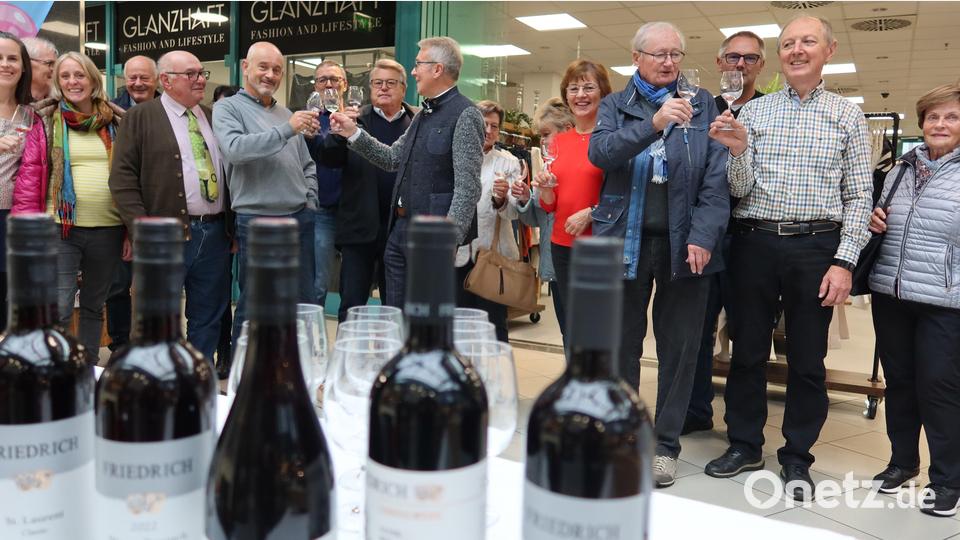 Der Weidener Städtepartnerschaftsverein begrüßt das Weinquartett aus Weiden am See. Bild: Kunz