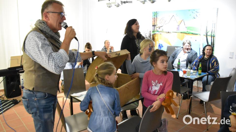 Bürgermeister Franz Stahl und Museumsleiterin Birgit Plößner verliehen die Preise an die Gewinner des Schmeller-Quiz und des Schätz-Spiels. Bild: ubb