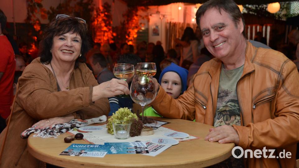 Ein Prosit auf den schönen Abend. Gerhard Hierold genoss mit seiner Frau den wunderschönen Abend. Bild: dob