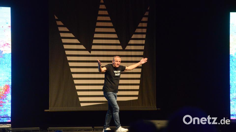 Michl Müller beim Auftritt in der Max-Reger-Halle in Weiden. Bild: bey