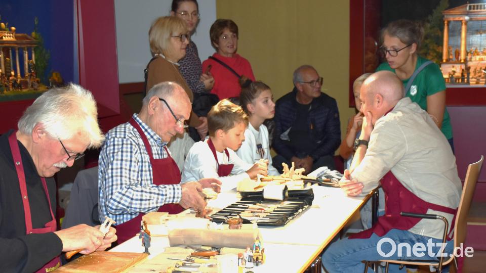Andrang herrschte in der Krippenabteilung, wo die Tirschenreuther Krippenschnitzer ihr Jahrhunderte altes Kunsthandwerk demonstrierten. Bild: ubb
