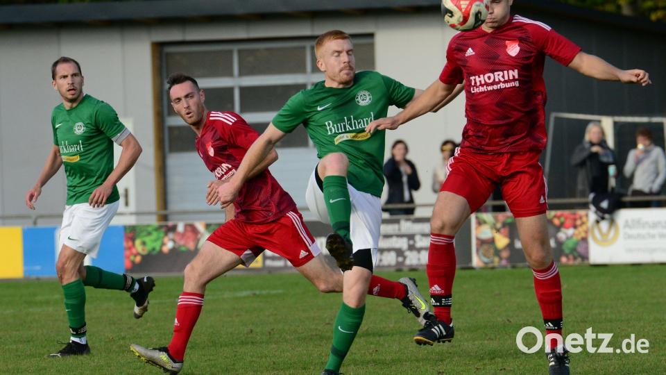 Ein intensives Landkreis-Derby lieferten sich die SpVgg Pfreimd (rote Trikots) und der FC Wernberg. Am Ende behielten die Wernberger überraschend deutlich mit 3:0 die Oberhand. Bild: ham