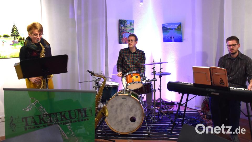 Mit Jazzmusik unterhielt das Trio „Taktikum“ bei der Museumsnacht im Museumsquartier. Bild: ubb