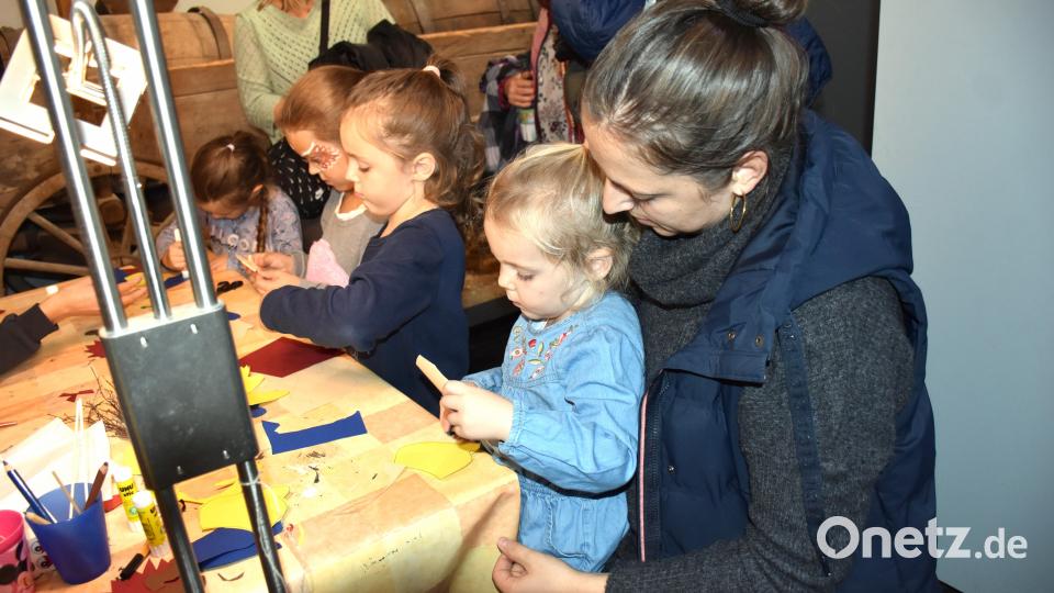 Auch der Basteltisch war von den Kindern und ihren Eltern viel besucht. Bild: ubb