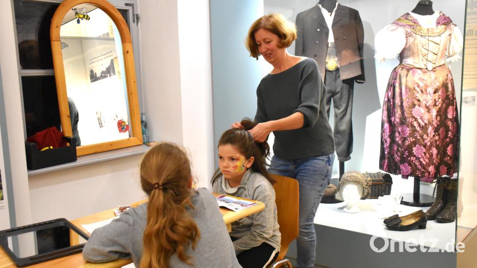 Bettina Schuller aus Tirschenreuth hatte alle Hände voll zu tun mit dem Flechten von Zöpfen. Bild: ubb