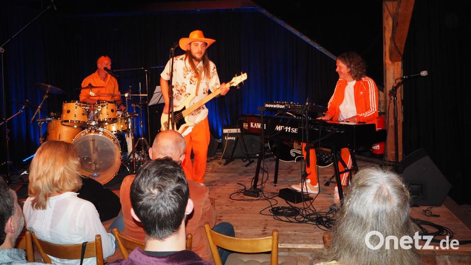 Seit 34 Jahren musizieren Toby „The Cosmic Pope“ Mayerl (Piano) und Michael „Michon“ Deiml (Schlagzeug und Gesang) schon zusammen und haben nun mit Sebastian Hofbauer (Sänger, Bass- und Kontrabassist sowie Schlagzeuger) die perfekte Ergänzung gefunden. Bild: krb
