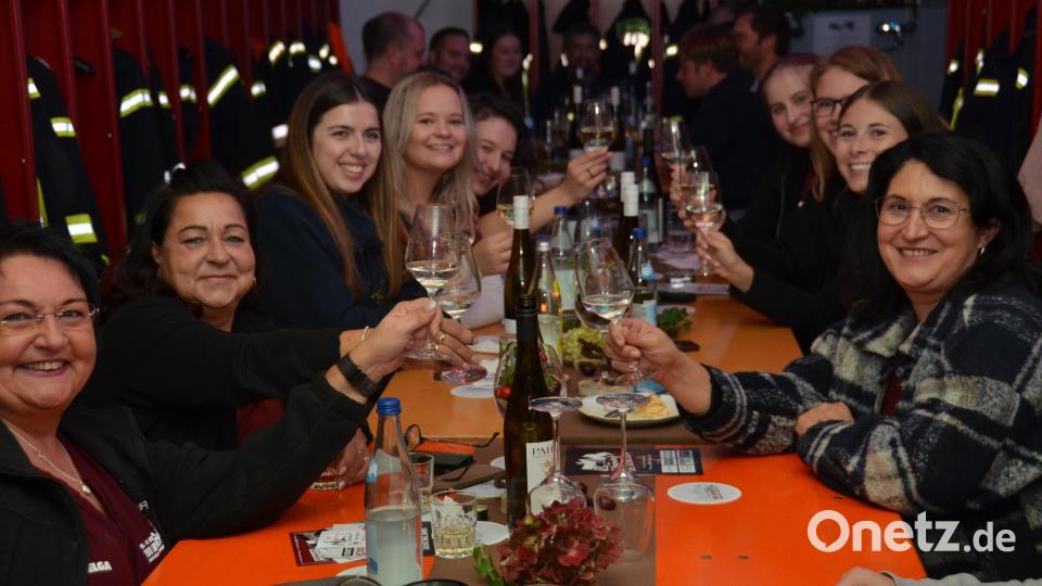 Beim Weinfest im Feuerwehrgerätehaus war Stimmung Trumpf. Bild: dob