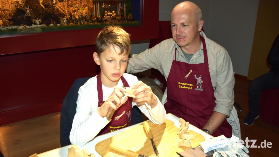 Krippenschnitzer Sven Wenzl und sein Sohn Louis zeigten ihr Können. Bild: ubb