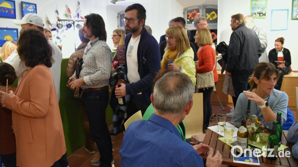 An der Bar im Pädagogikraum herrschte immer dichtes Gedränge. Bild: ubb