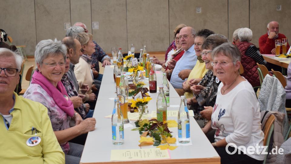 Viel Spaß hatten die Senioren bei den musikalischen Darbietungen. Da wurde auch viel geschunkelt. Bild: bnr