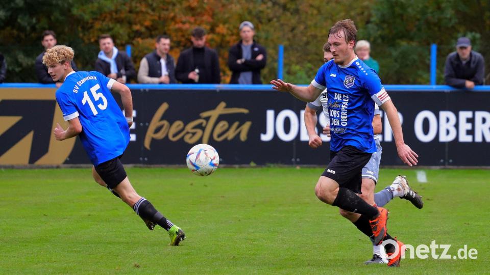 Die beiden Torschützen des SV Etzenricht beim 2:0 über die SpVgg SV Weiden II: Johannes Janker (links) und Martin Pasieka (rechts). Bild: war