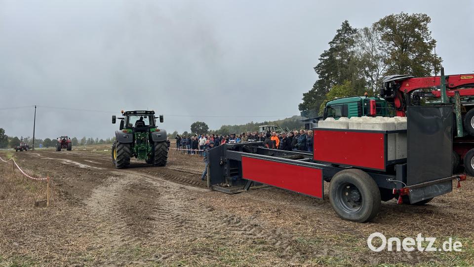 Ein &quot;Tractorpulling&quot; fand am Wappenstein bei Groschlattengrün statt. Bild: Familie Schübel/exb